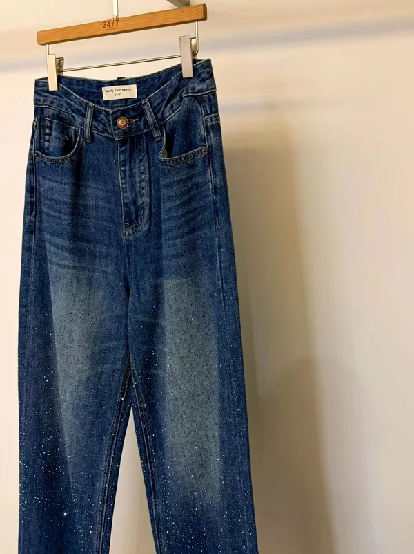 Stylish High-Waisted Jeans to Showcase Your Elegant Charm