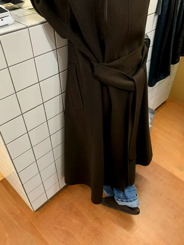 Stylish Minimalist Women's Coat - Elegant and Versatile for Any Occasion