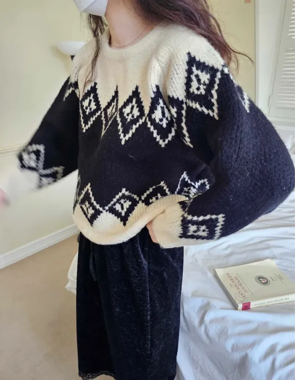 Sweater Corak Geometrik Hitam Putih Klasik