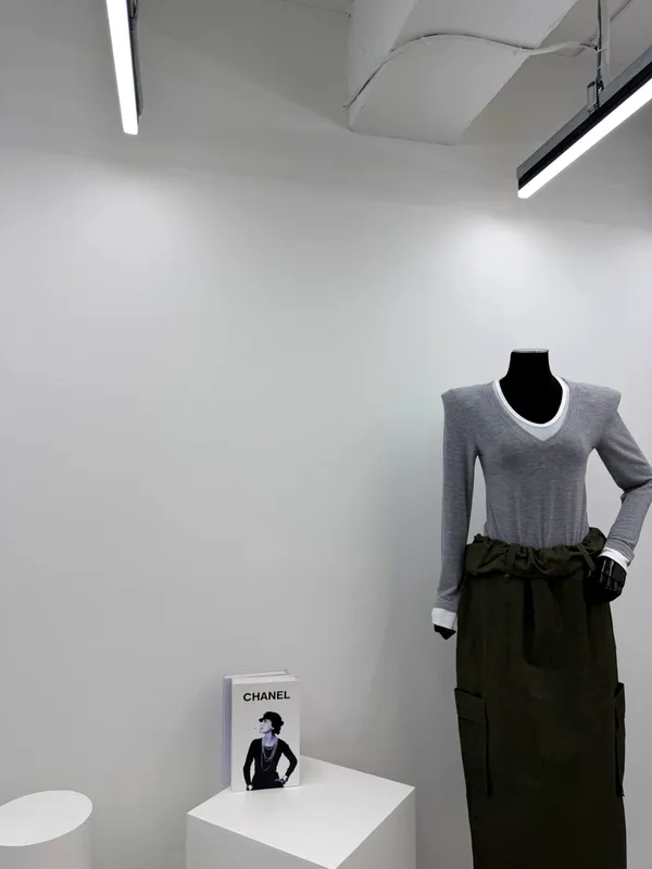 Fashionable Casual Women's Top with Comfortable V-Neck Design, Perfect for Various Occasions