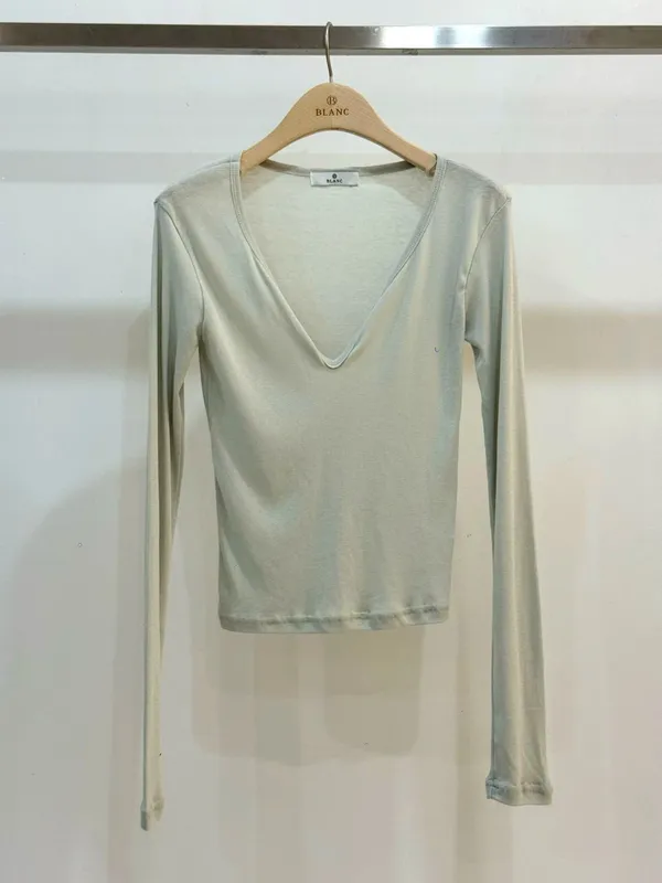 Stylish and Minimalist Women's Top, Comfortable and Breathable for Various Occasions