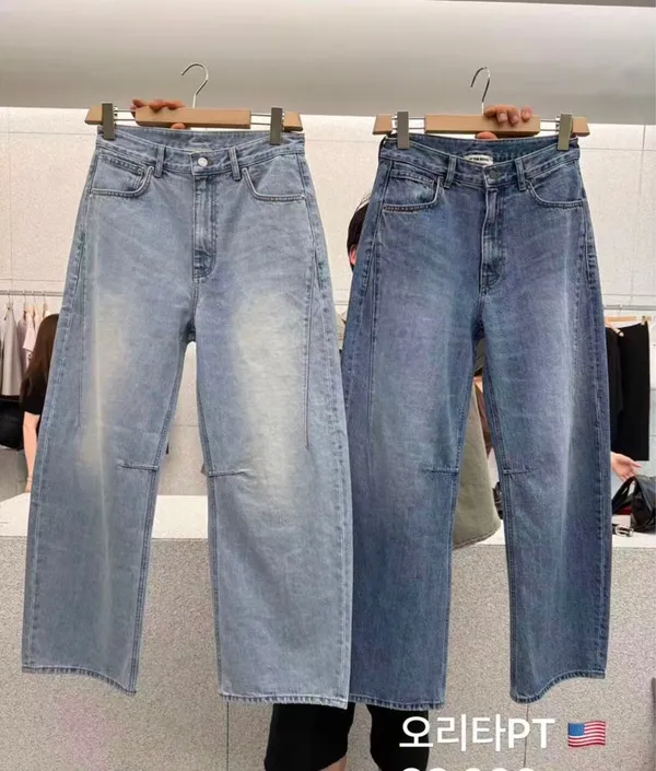 Stylish Loose High-Waisted Jeans in Classic Blue Design