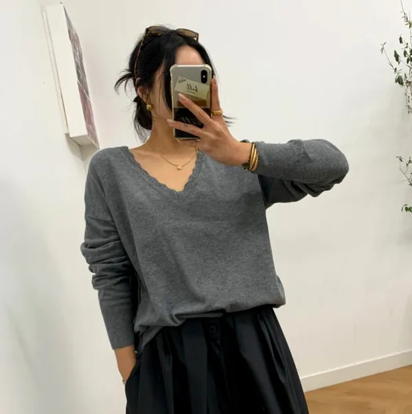 Minimalist and Comfortable V-Neck Knit Top, Fashionable and Versatile