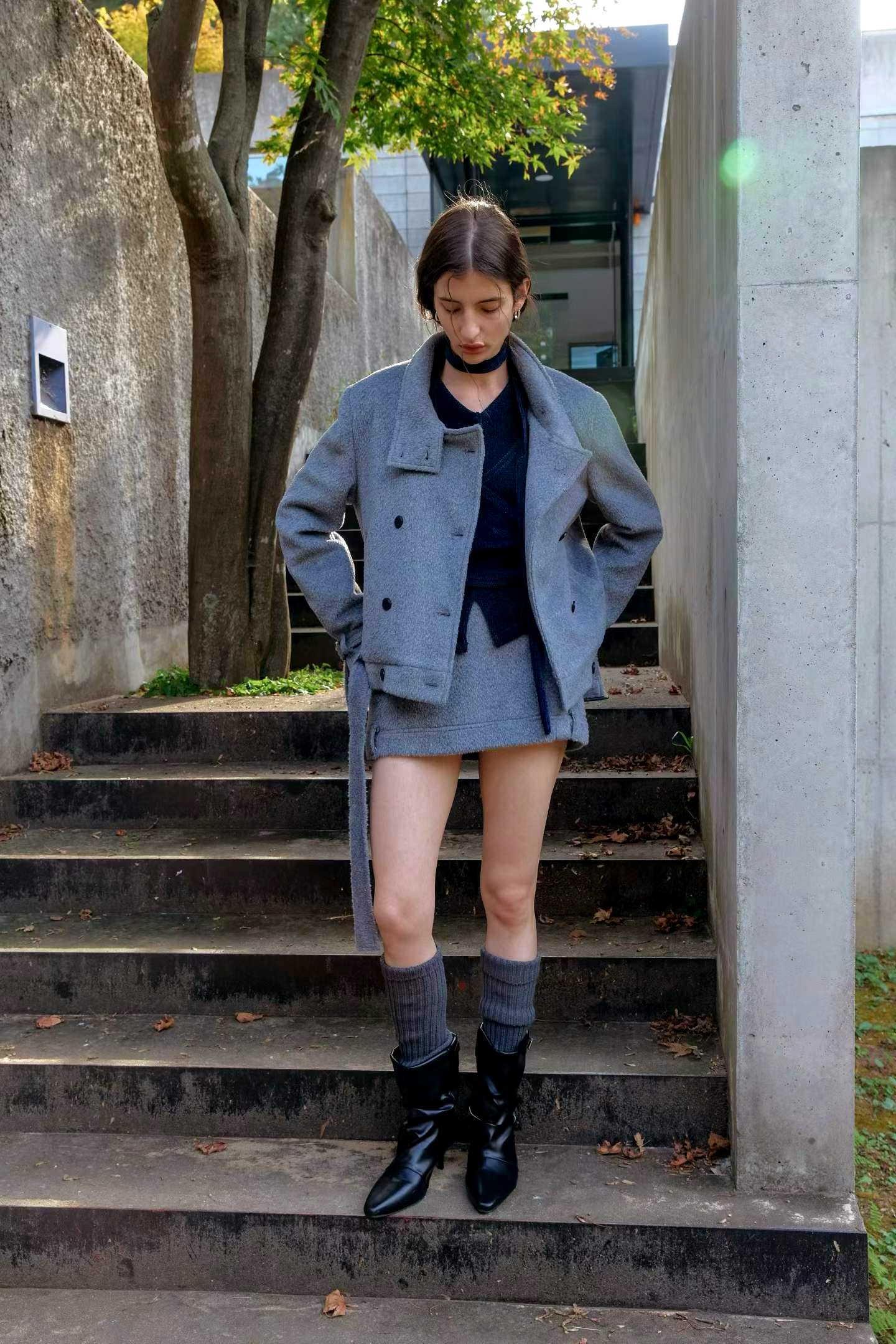 스타일리시하고 우아한 미니 스커트로 매력적인 곡선을 드러내세요