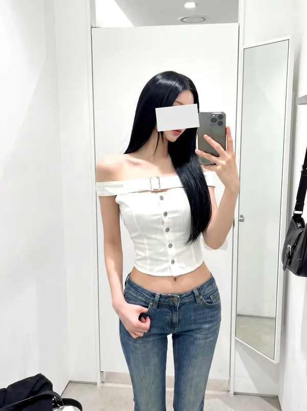Kemeja Putih Off-Shoulder Bergaya, Menonjolkan Pesona Elegan