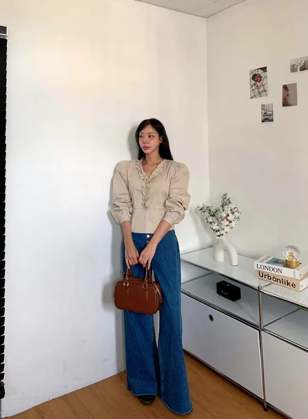 Elegant Women's Shirt, Lightweight and Comfortable for Various Occasions