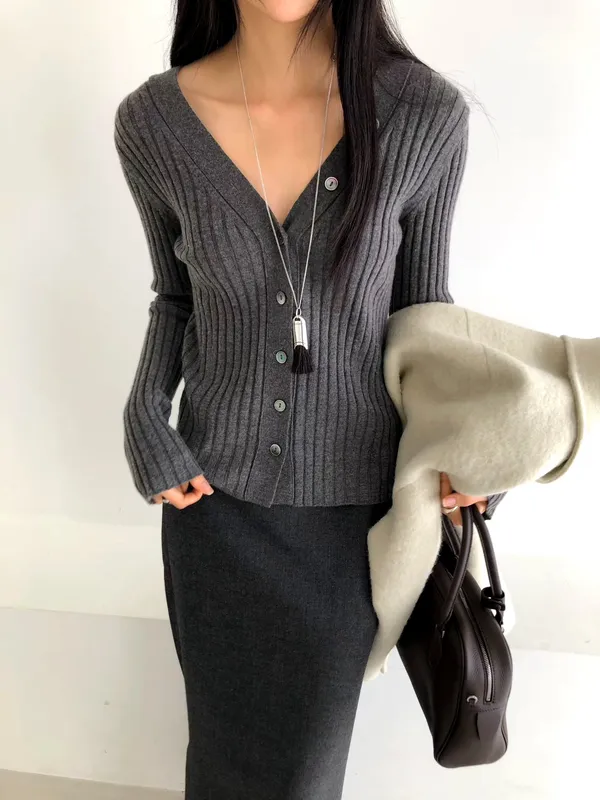 Stylish and Minimalist Women's Cardigan, Comfortable Knitted Design