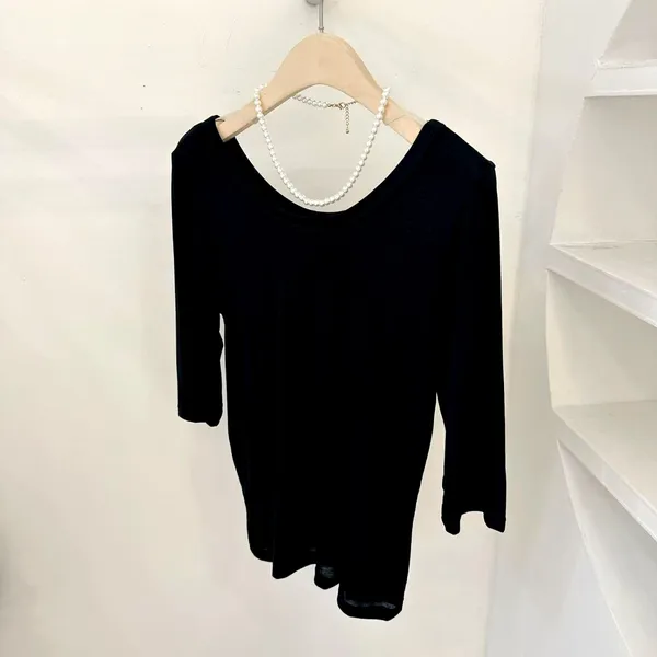 Atasan Wanita Hitam Elegan - Ringkas dan Bergaya
