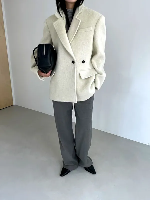 Elegant Women's Coat with Classic Double-Breasted Design