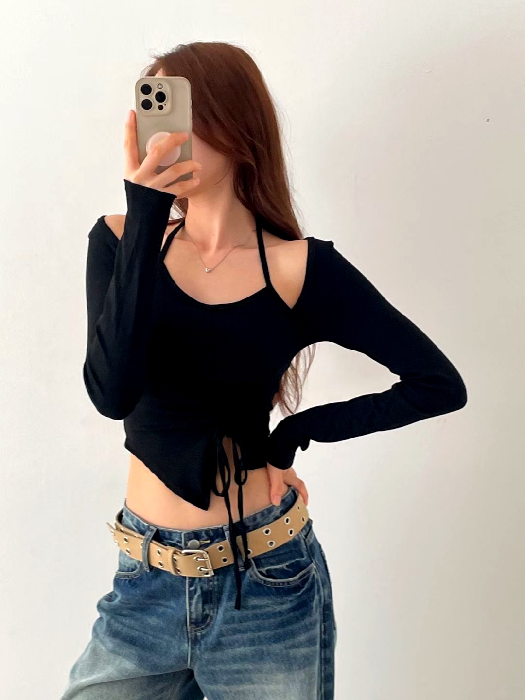 패셔너블한 블랙 여성 탑, 오프숄더 디자인, 청바지와 완벽하게 매치 - 신상품