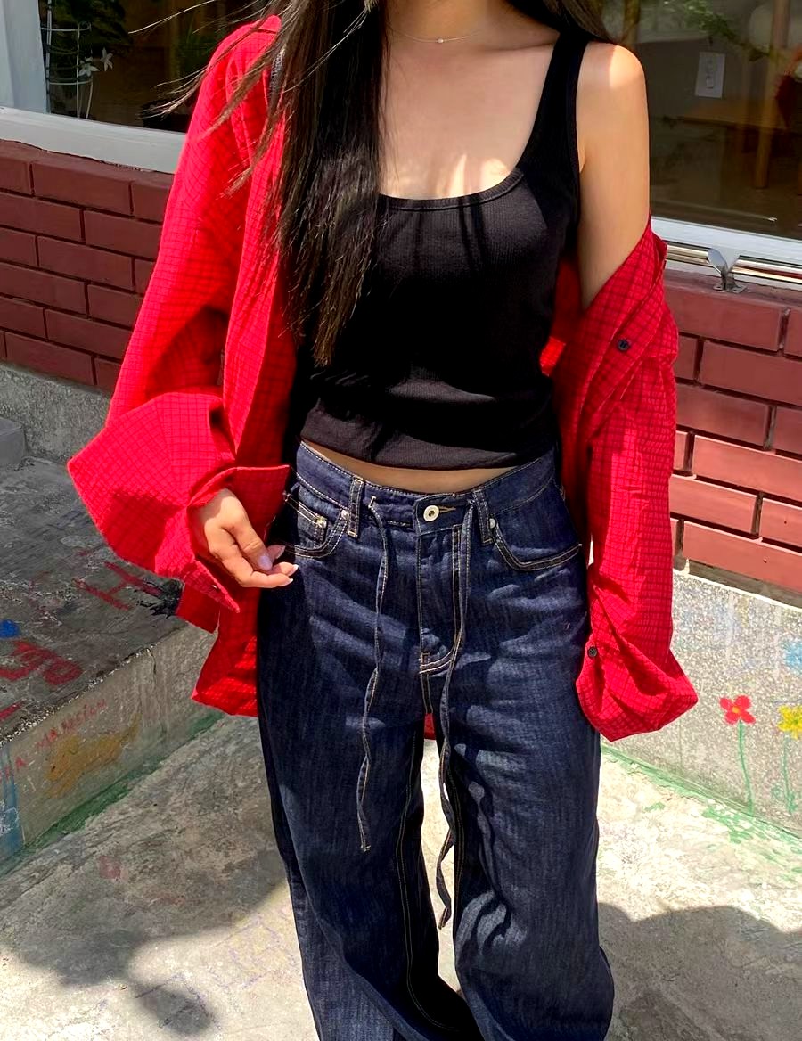 트렌디 캐주얼 여성 탑, 검정 민소매 디자인과 빨간 재킷 조합