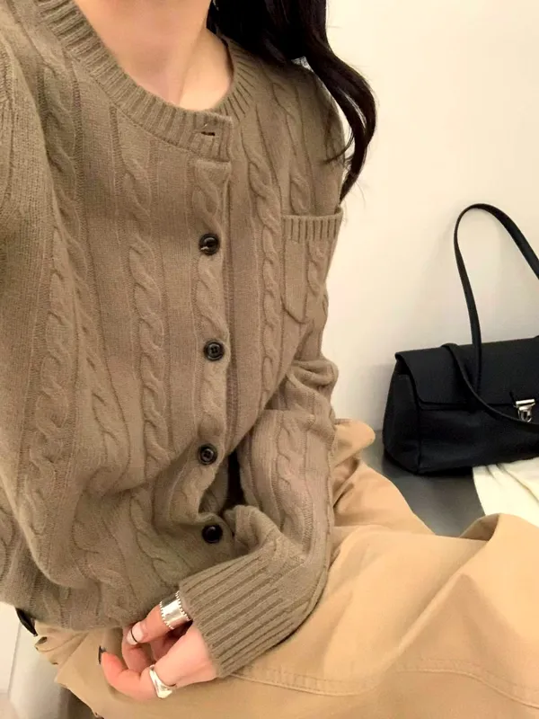 Stylish Versatile Women's Cardigan, Soft Knit, Essential for Fall and Winter