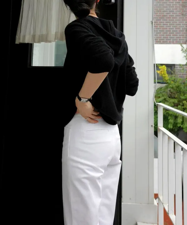 Stylish Black Sweater - Effortlessly Elegant and Versatile