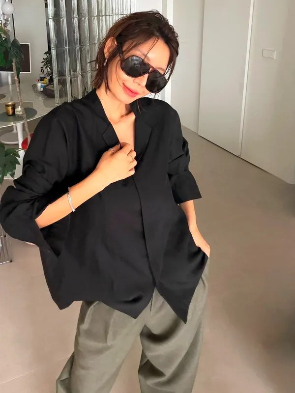 เสื้อเชิ้ตสีดำเรียบหรู สไตล์ทันสมัย