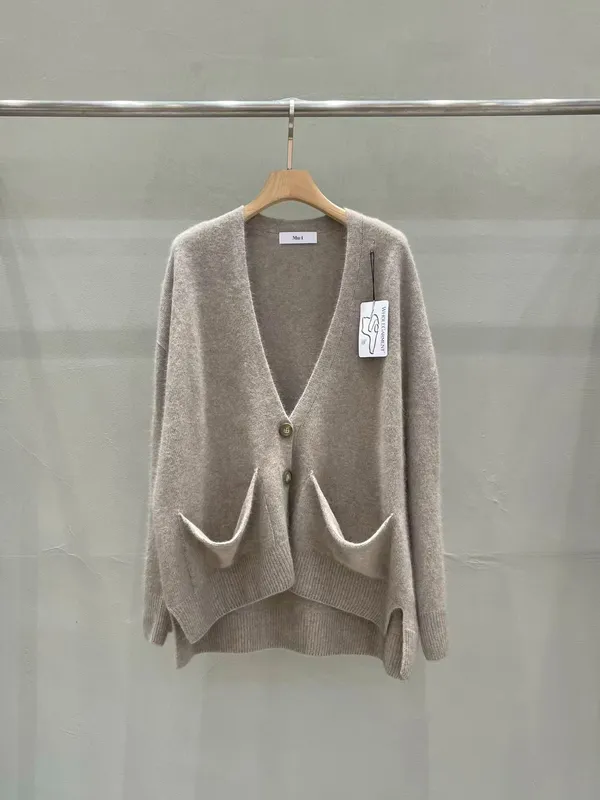 Stylish and Minimalist Women's Cardigan - Soft and Comfortable for Perfect Pairing