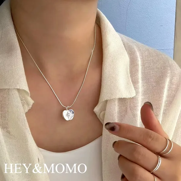 Elegant Heart-Shaped Pendant Necklace - A Chic Accessory for Women
