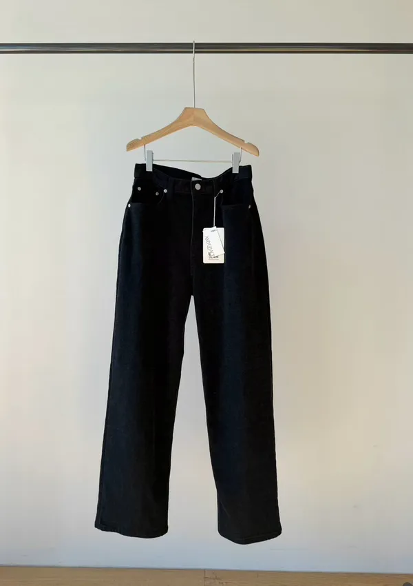 High-Waisted Wide-Leg Black Jeans - Fashionable and Versatile