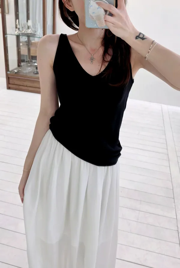 Stylish Black V-Neck Women's Top - Versatile Fashion Essential