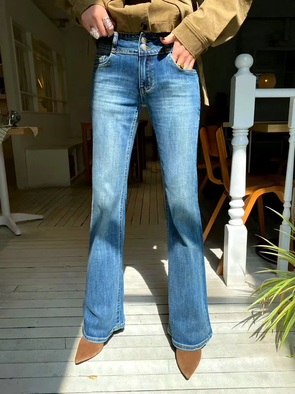 Stylish High-Waisted Jeans for a Slimmer Look and Perfect Pairing