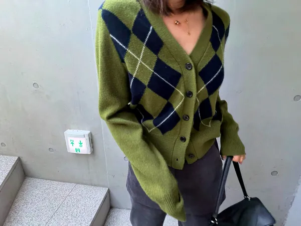 Stylish Plaid Cardigan Sweater - Warm and Comfortable, Perfect for Fall and Winter