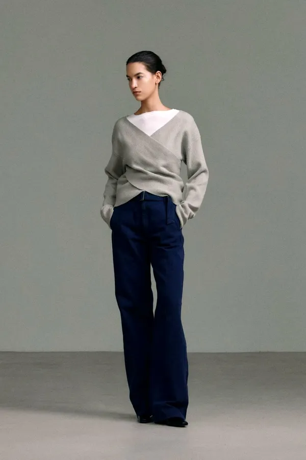 シンプルでスタイリッシュな女性用Tシャツ、快適でコーディネートしやすい