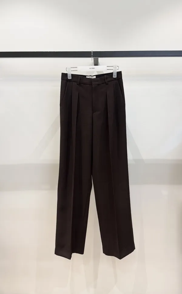 Stylish High-Waisted Loose Black Trousers for an Elegant Look