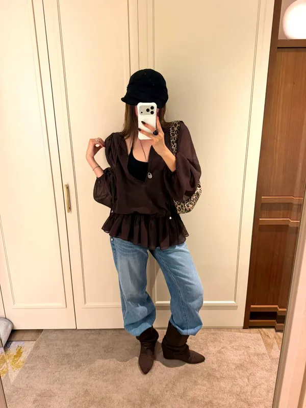 Elegant Women's Top with Fashionable Ruffle Design