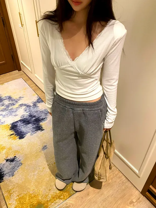 Elegant Lace Trim V-Neck White T-Shirt for Effortless Style