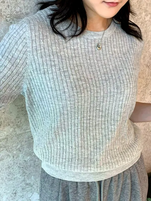Fashionable and Minimalist Knit Sweater - A Must-Have for Fall and Winter