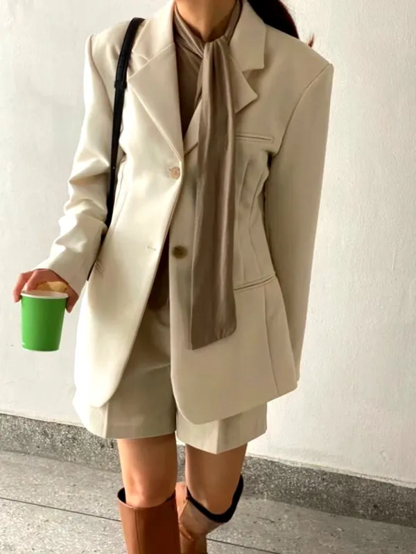 Chic and Minimalist Women's Blazer - A Must-Have for Elegant Style