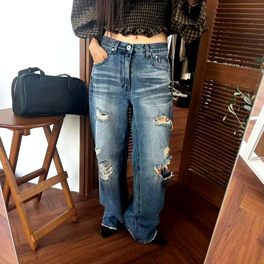스타일리시한 찢어진 청바지로 개성을 드러내세요