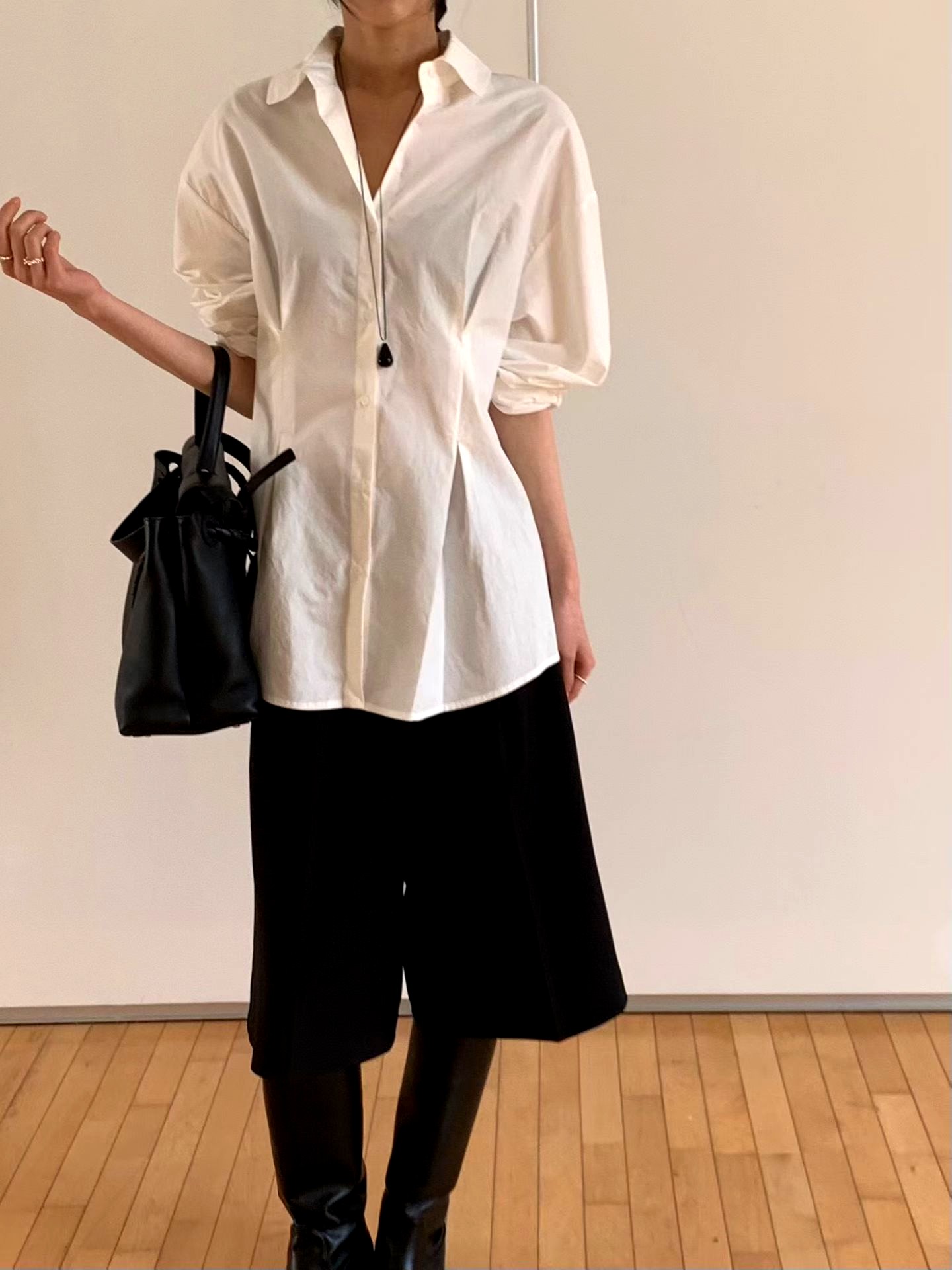 Elegant and Versatile White Shirt in Minimalist Style