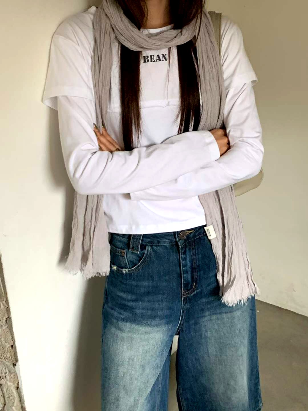 스타일리시하고 미니멀한 여성 티셔츠, 편안하고 다재다능