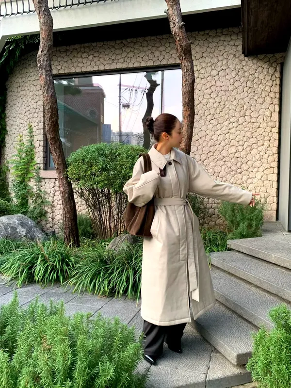Stylish and Minimalist Women's Coat - Elegant and Chic