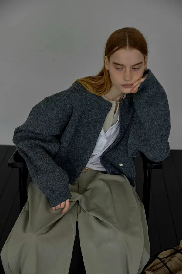 Stylish Minimalist Women's Cardigan, Comfortable and Versatile