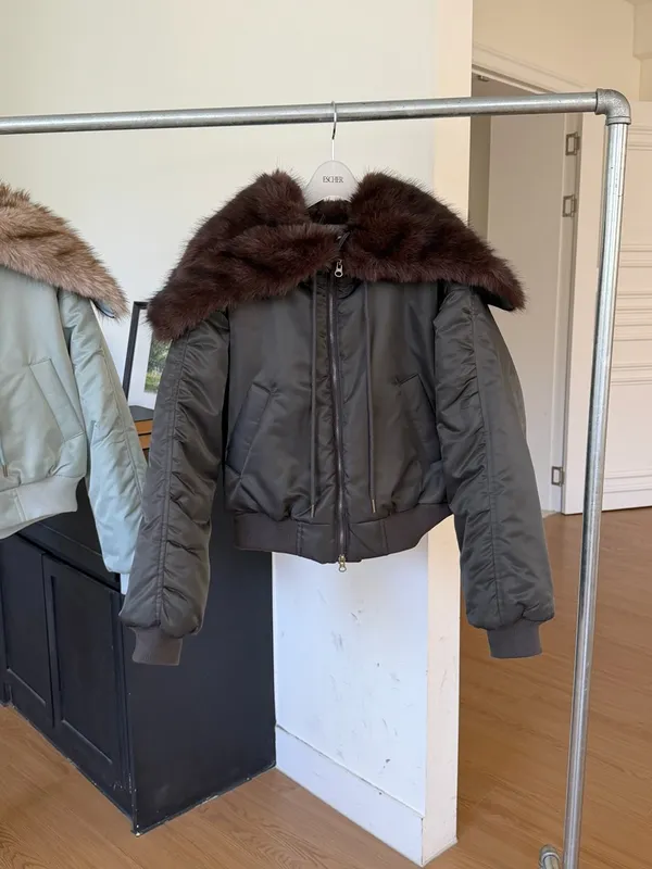 Stylish Short Down Jacket with Fashionable Fur Collar