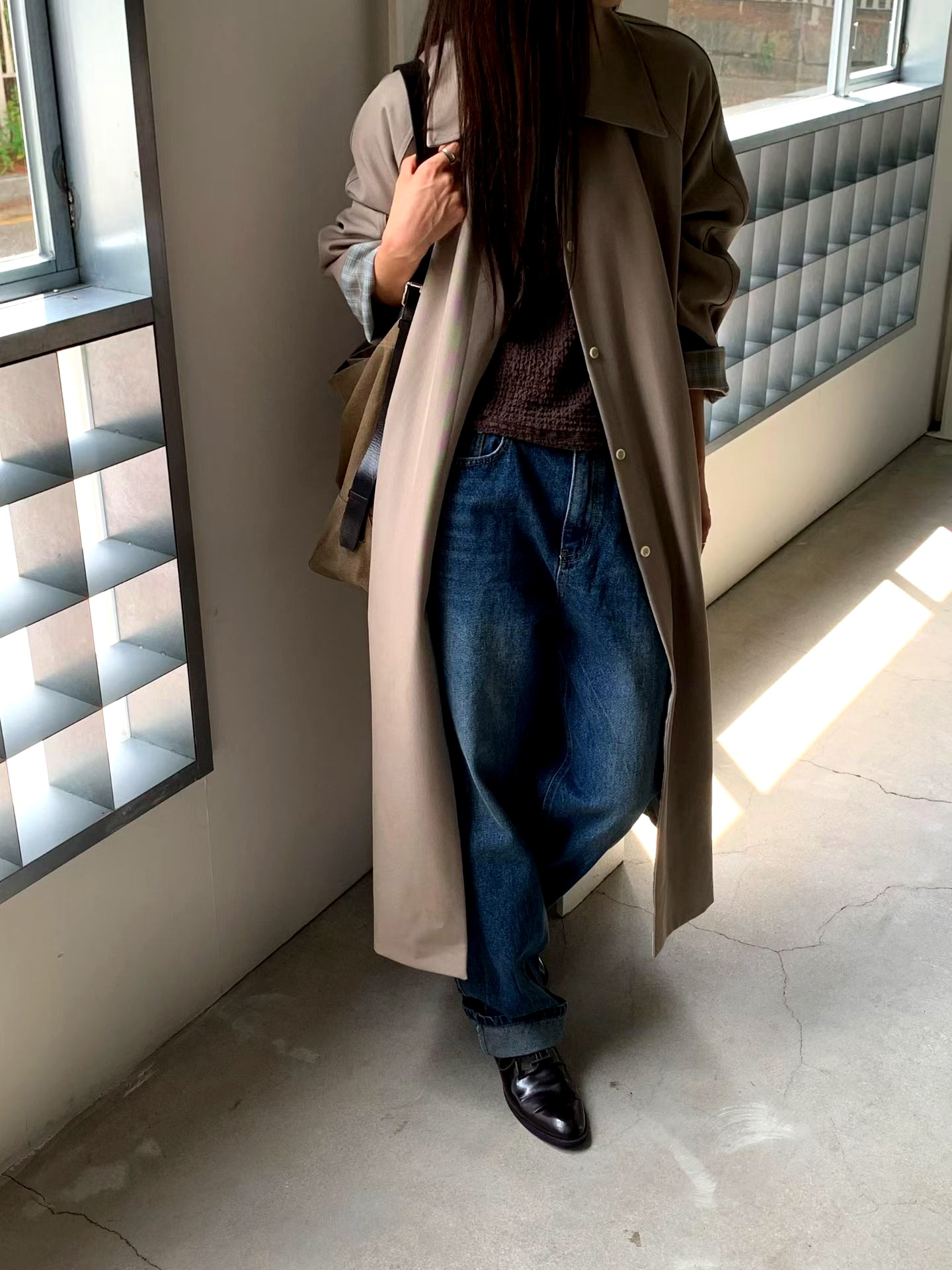 스타일리시하고 미니멀한 여성 자켓, 우아한 기품