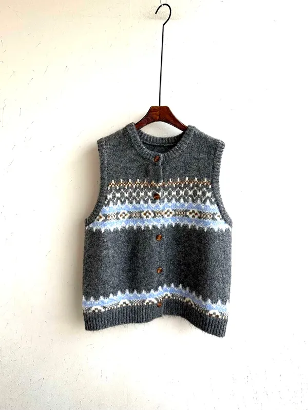 Fashionable Knitted Sweater Vest - Warm and Versatile