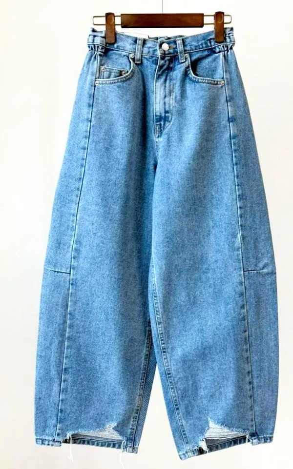Trendy Loose-Fit Jeans for a Comfortable Casual Style