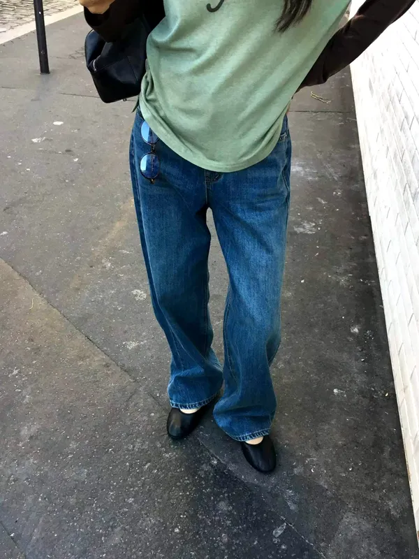 Stylish Loose-Fit Jeans for a Comfortable Casual Look