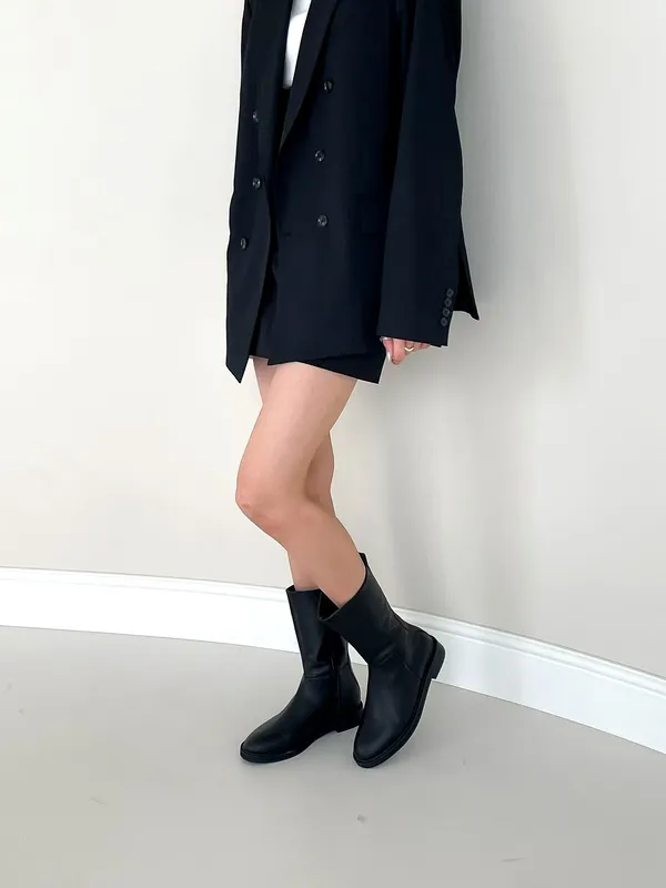 Stylish Women's Boots in Classic Black - Comfortable and Versatile 304 Genuine Leather