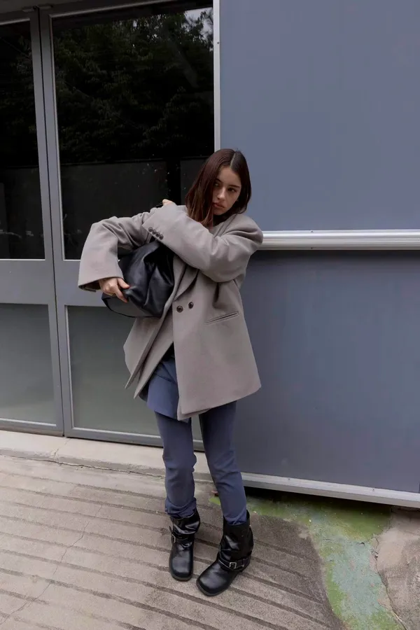 Stylish and Minimalist Women's Jacket - Elegant and Comfortable