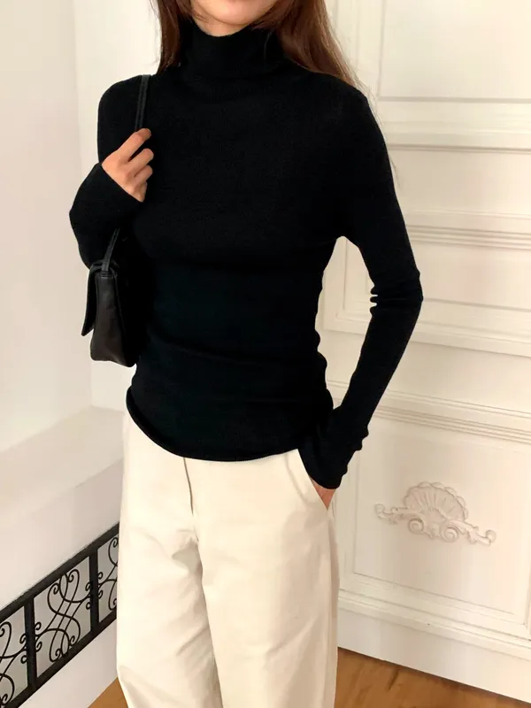 Classic Black Turtleneck Slim Fit T-Shirt - Elegant and Stylish