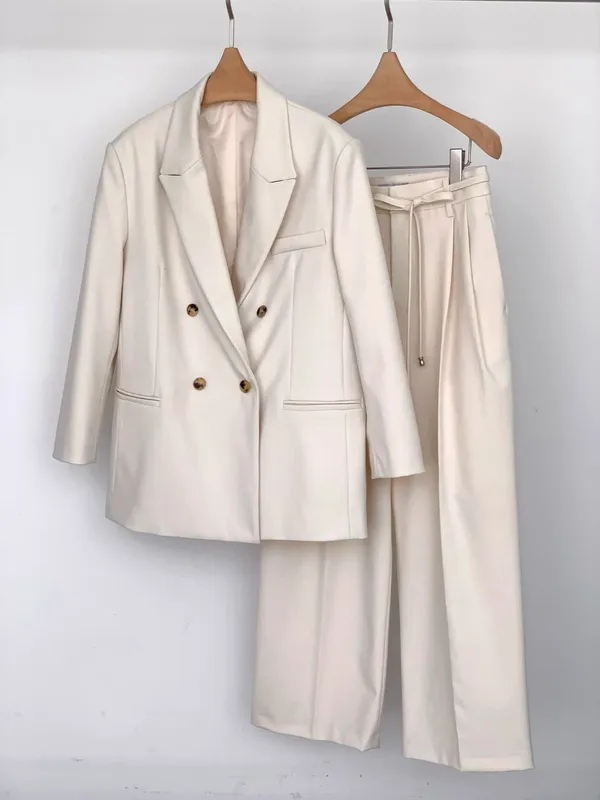 Stylish Double-Breasted Women's Coat - Elegant and Chic