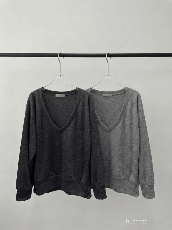 Simple and Comfortable V-Neck Knit Sweater for Everyday Wear