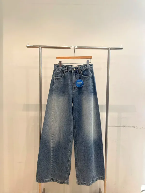 Stylish Loose-Fit Denim Jeans for Effortless Style