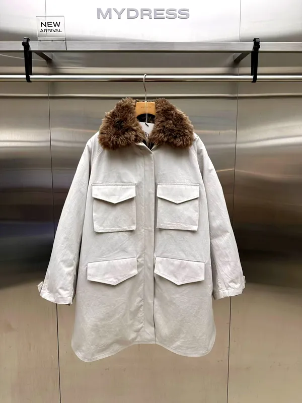 Stylish Women's Jacket with Fur Collar and Practical Pockets