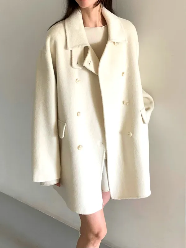 Elegant and Minimalist Women's Coat, Warm and Comfortable for Fall and Winter
