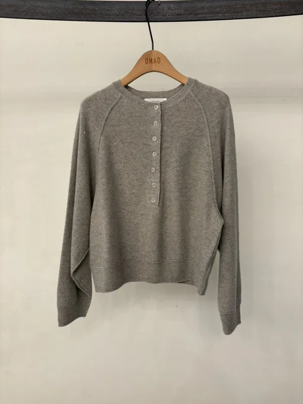 Elegant and Simple Gray Knitted Cardigan - Comfortable and Versatile