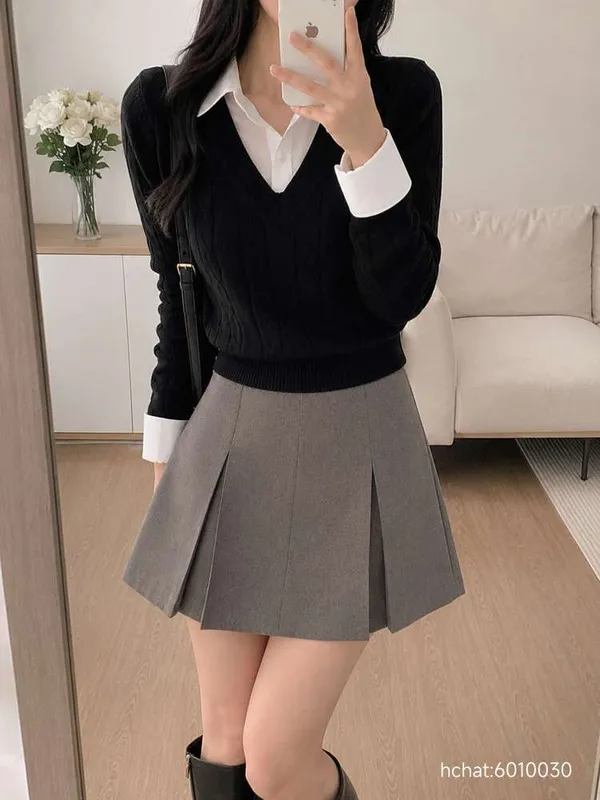 Classic Preppy Style V-Neck Sweater with Pleated Skirt